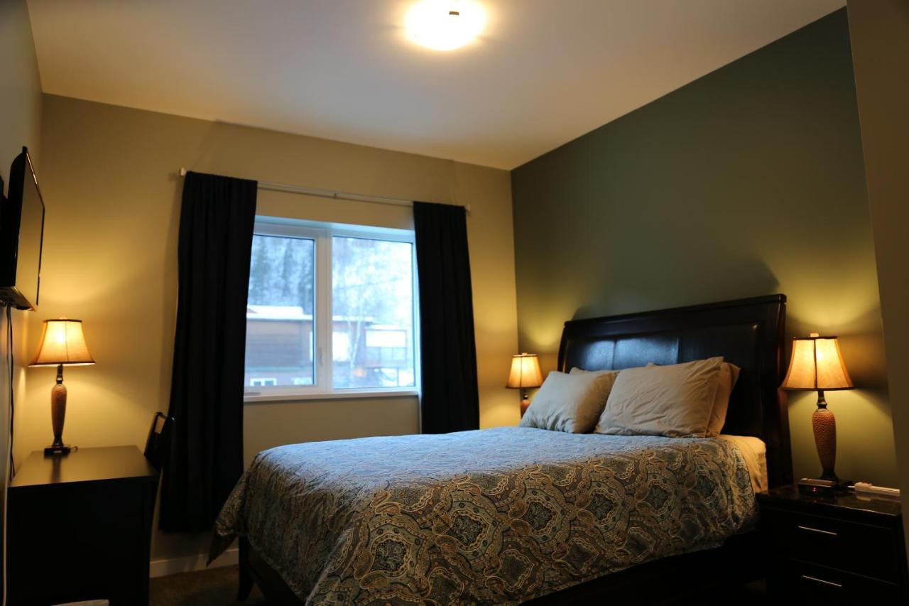 Downtown Whitehorse Deluxe 2 Bedroom Condo Екстер'єр фото